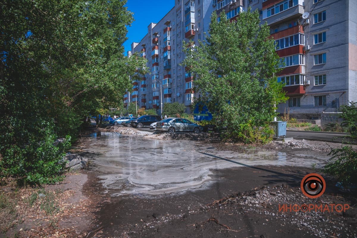 На тротуаре "каша" из грязи На тротуаре "каша" из грязи