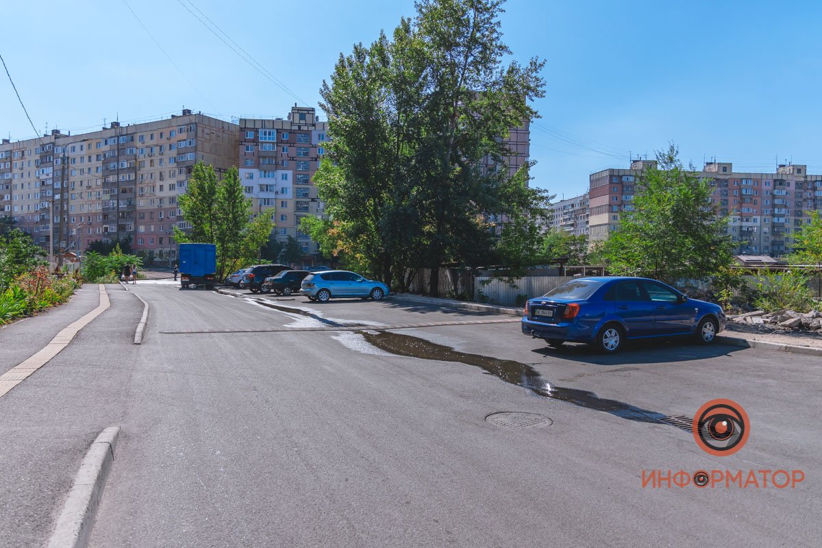 Ручьи стекают вниз по улице Ручьи стекают вниз по улице