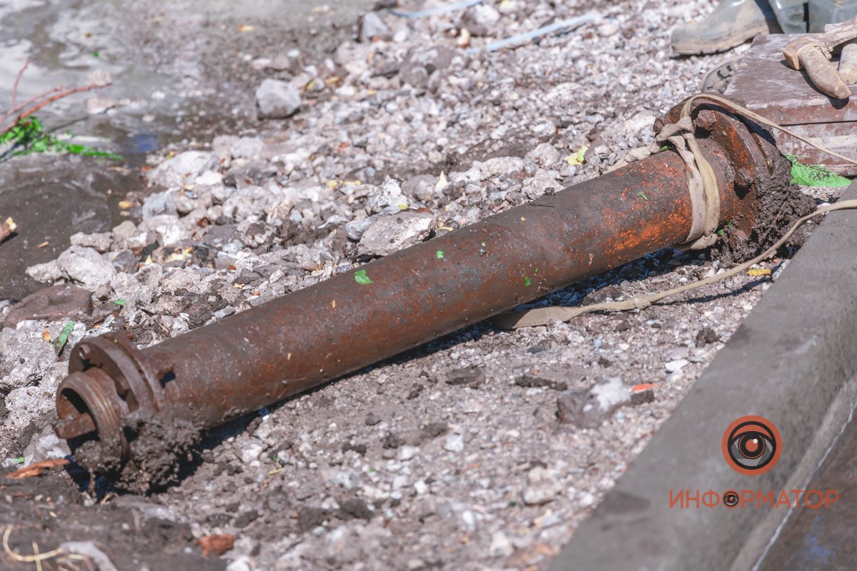 Ржавый фрагмент водопровода лежит возле коллектора Ржавый фрагмент водопровода лежит возле коллектора