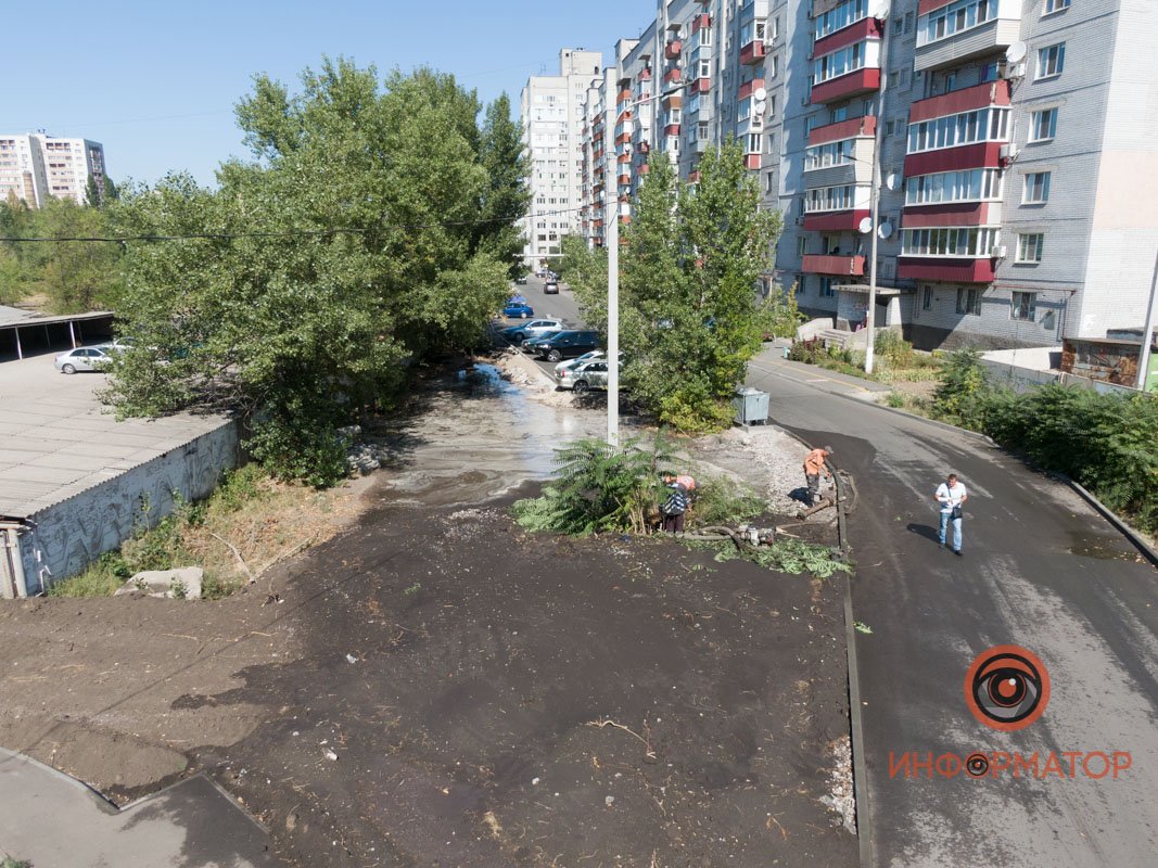 Фонтан воды бил из люка на углу дома № 7 Фонтан воды бил из люка на углу дома № 7