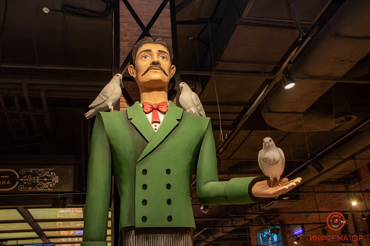 Никола Тесла встречает на входе Никола Тесла встречает на входе