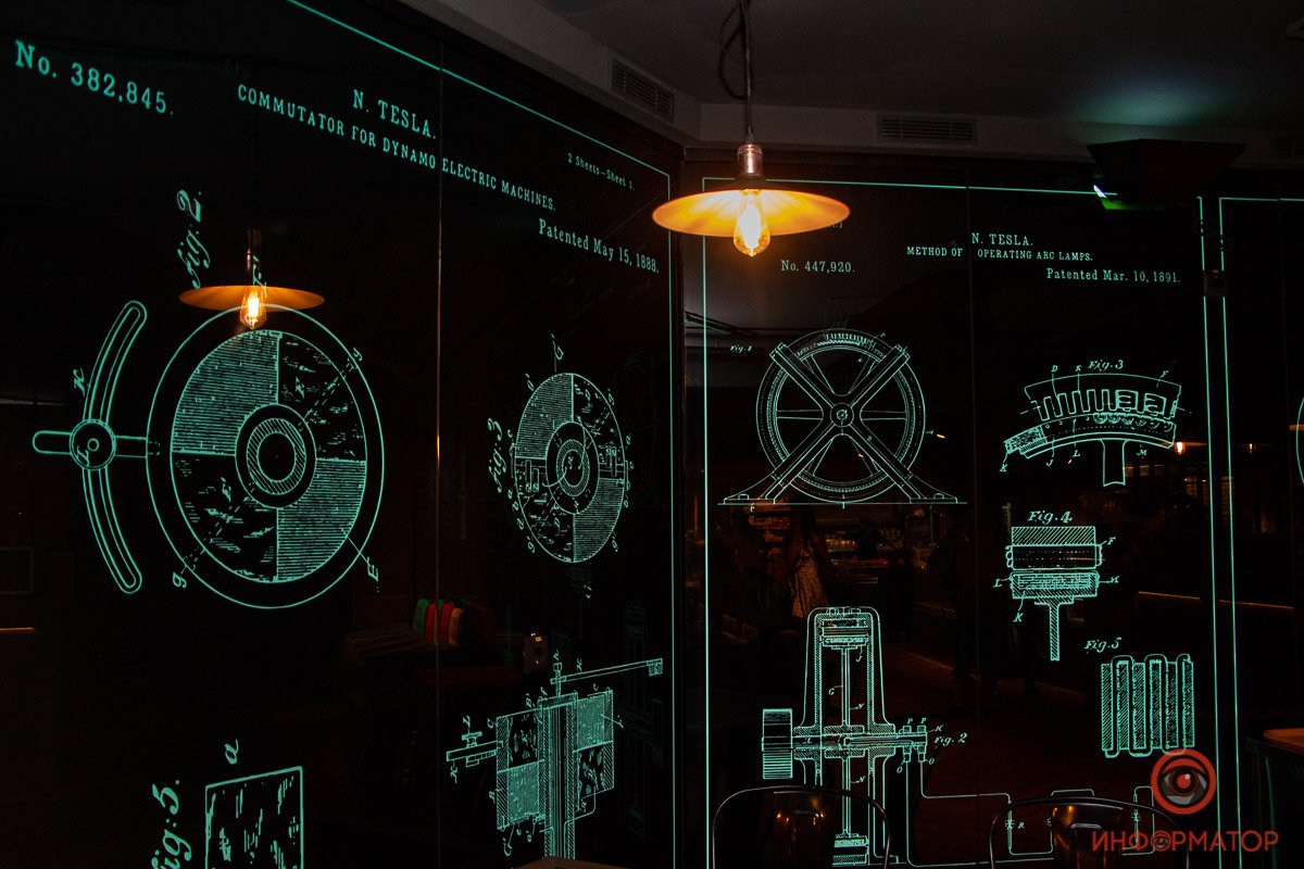На стенах патенты на изобретения Теслы На стенах патенты на изобретения Теслы