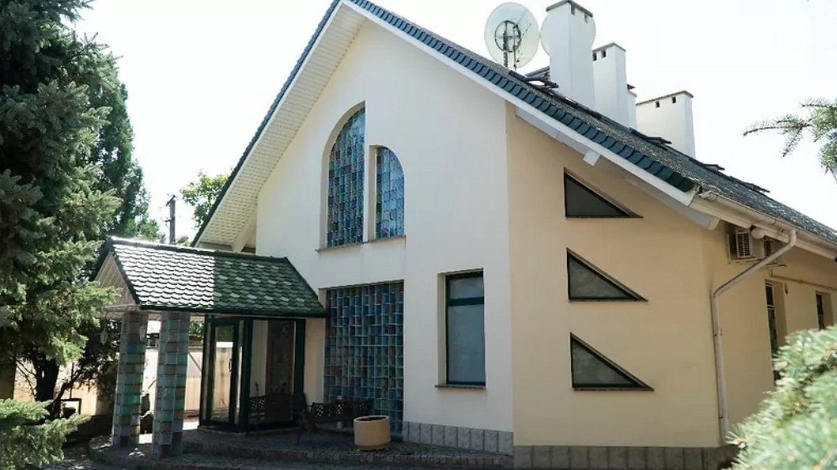 Площадь дома - 1384 м² Площадь дома - 1384 м²