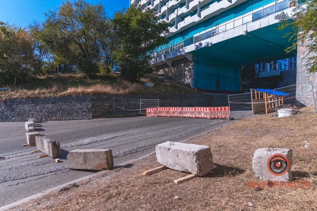 Рабочие выставили бетонные блоки и забор