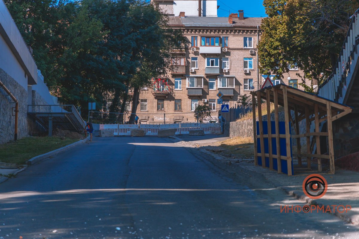 Ограждения стоят по обе стороны арки