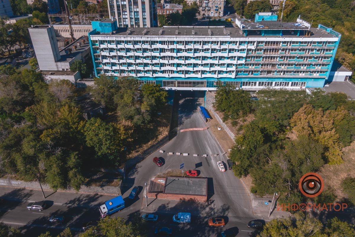 Сейчас рабочие разбивают балконы гостиницы