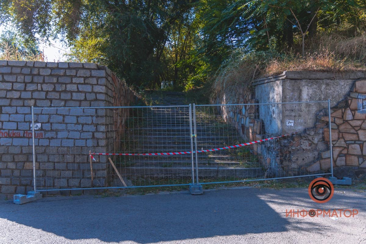 Спуститься по лестнице нельзя