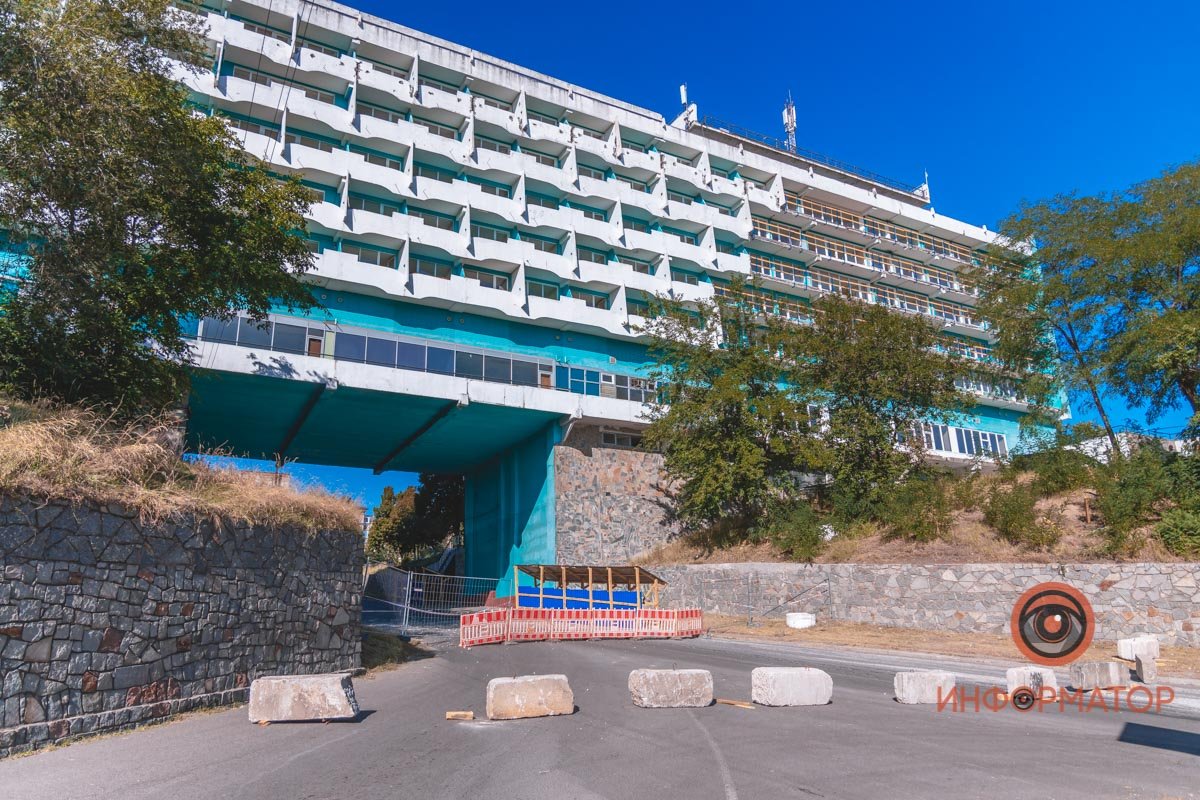 Для того, чтобы камни не летели на головы пешеходам, возле гостиницы установили навес