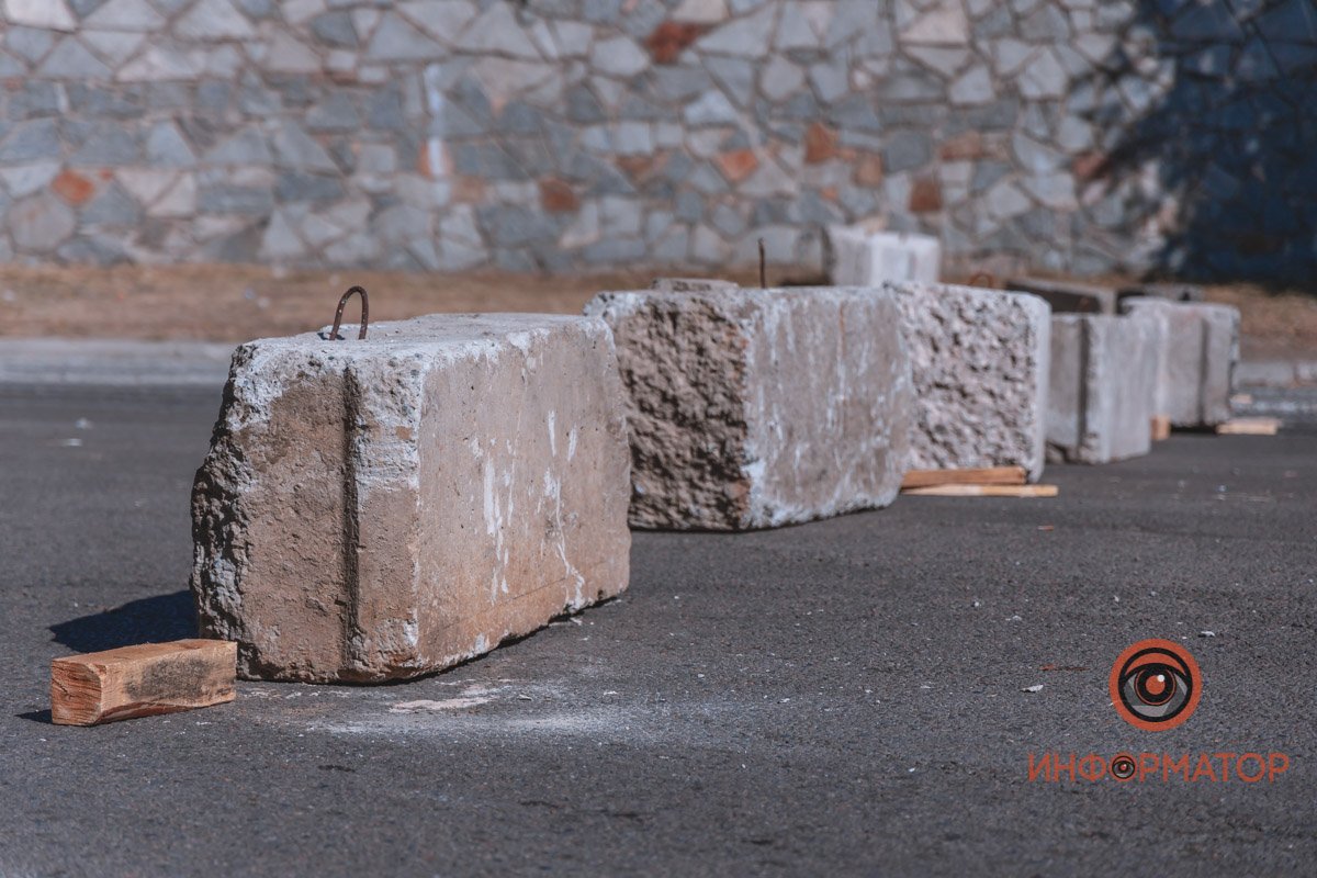 На повороте со 6-й Стрелковой Дивизии стоят бетонные блоки