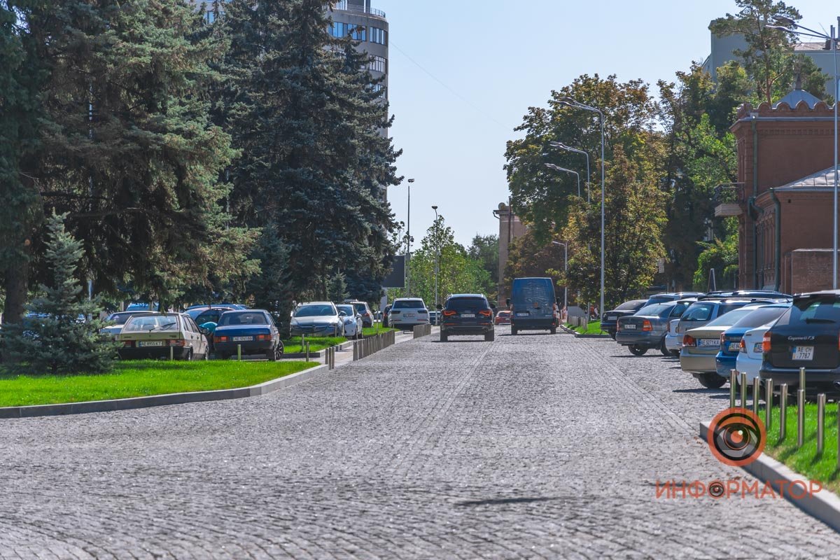 Кое-где установили парковочные столбики Кое-где установили парковочные столбики