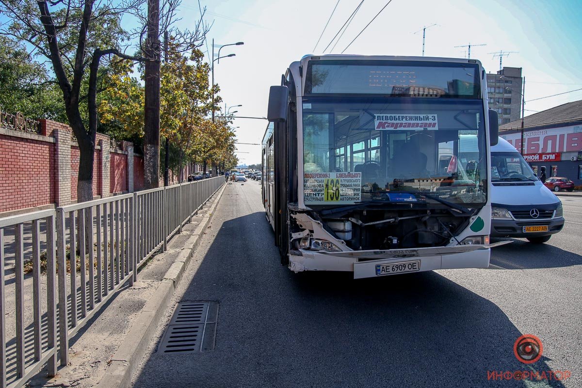 Столкнулись 136-й автобус и Toyota Столкнулись 136-й автобус и Toyota