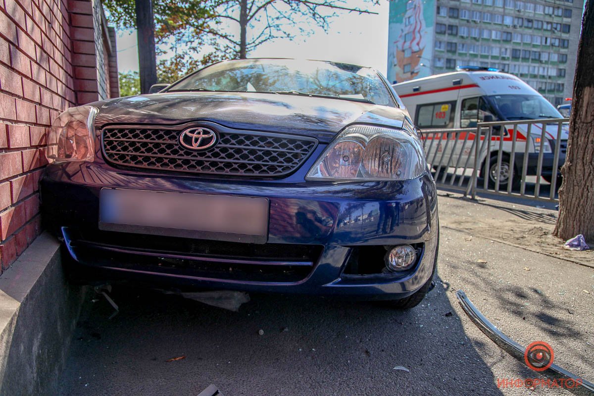 Toyota вылетела на тротуар и врезалась в забор Toyota вылетела на тротуар и врезалась в забор