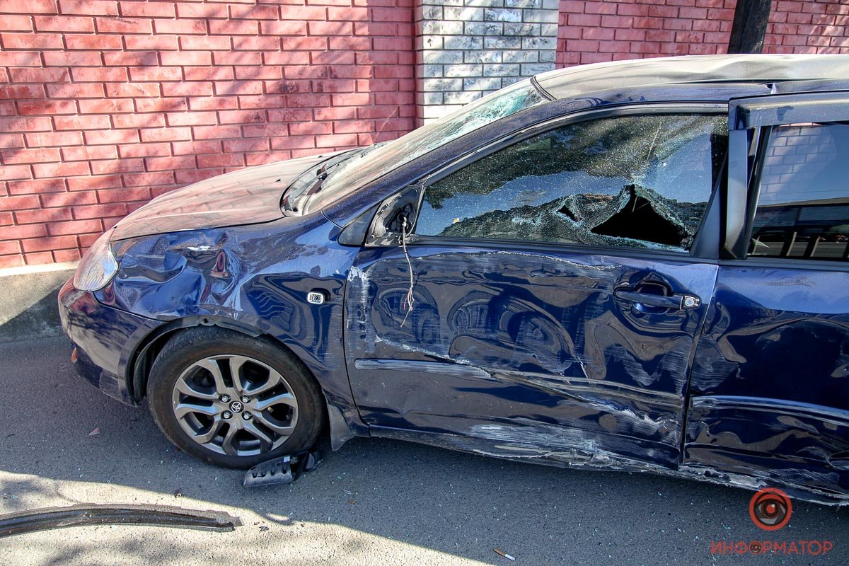 Удар пришелся на заднюю часть автомобиля, от чего его вынесло на тротуар Удар пришелся на заднюю часть автомобиля, от чего его вынесло на тротуар