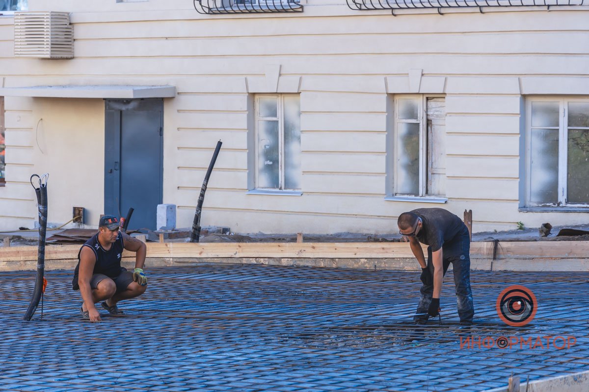 На улице уложили армированную сетку На улице уложили армированную сетку