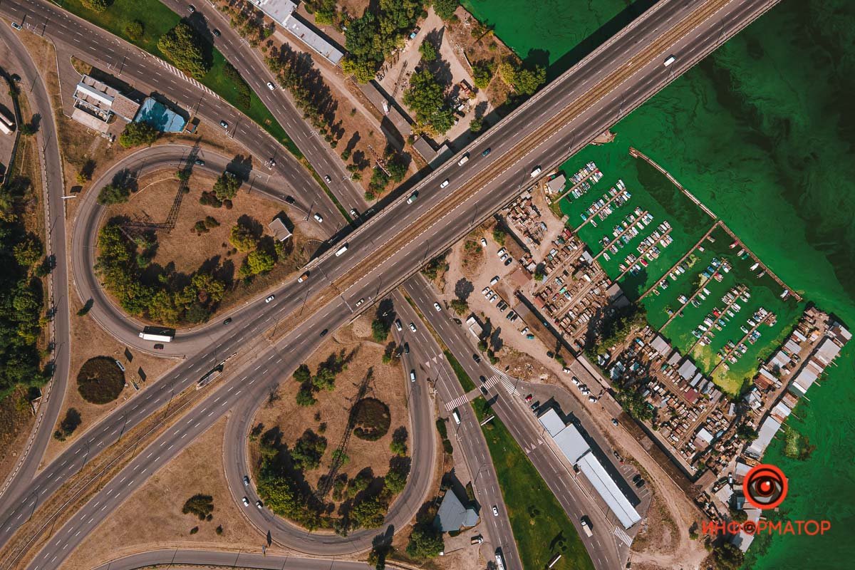 И быть над землей закатам, и быть над землей рассветам. 