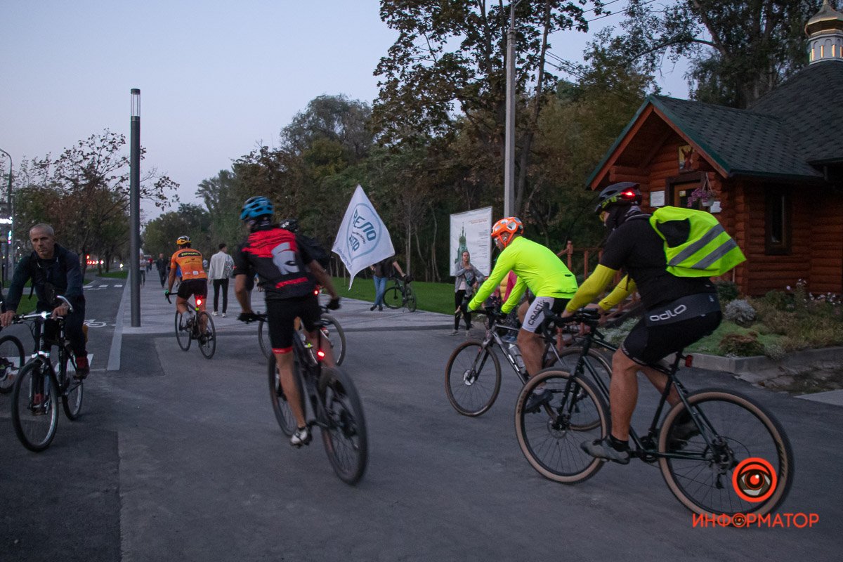 Они группой проехались по велодорожке Они группой проехались по велодорожке