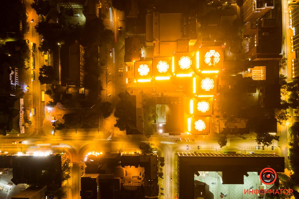 Внутри работают галереи, кафе и магазины 