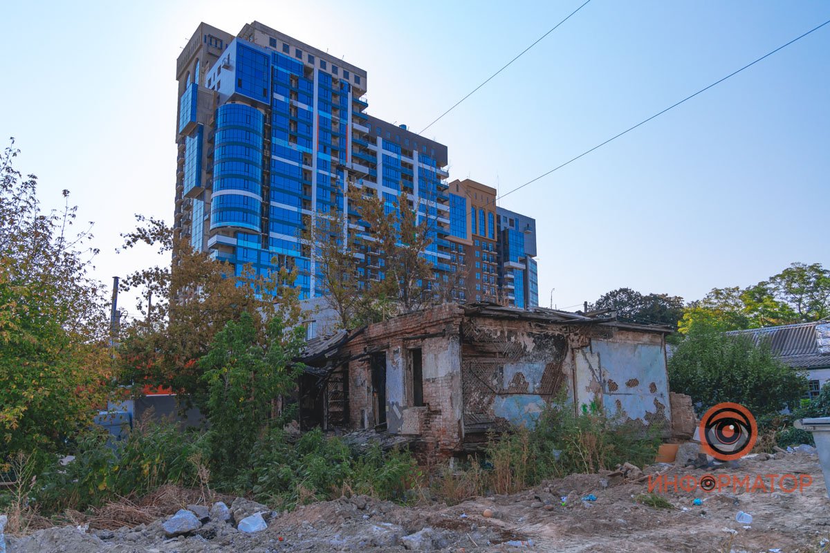 Труп нашли за парковкой ТЦ