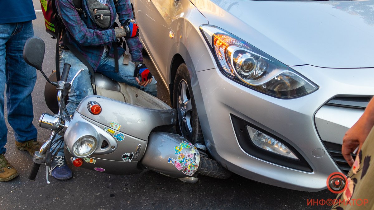 Водитель пытался избить скутериста Водитель пытался избить скутериста