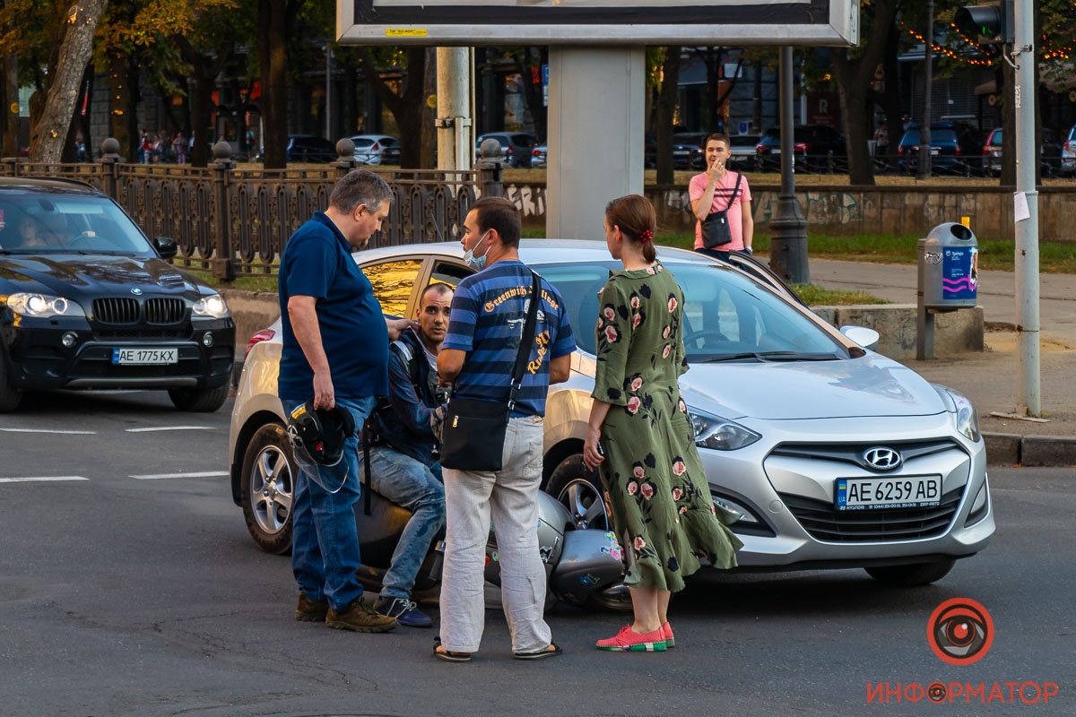 Скутериста задержал водитель Скутериста задержал водитель