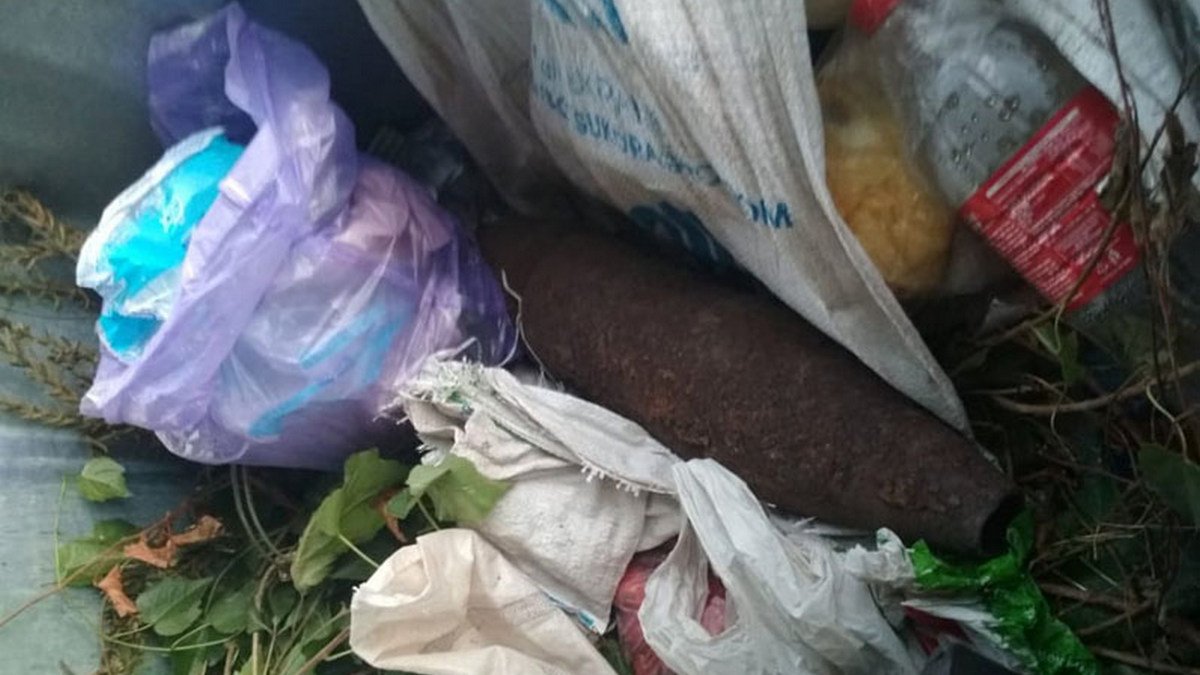 В Днепре на Кондукторской в мусорном баке нашли снаряд