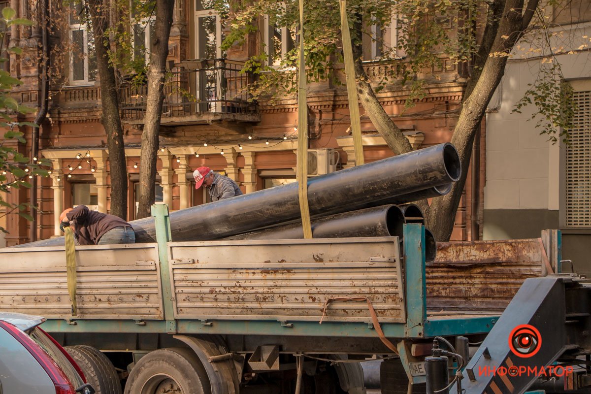 Коммунальщики разгружают трубы для замены коммуникаций