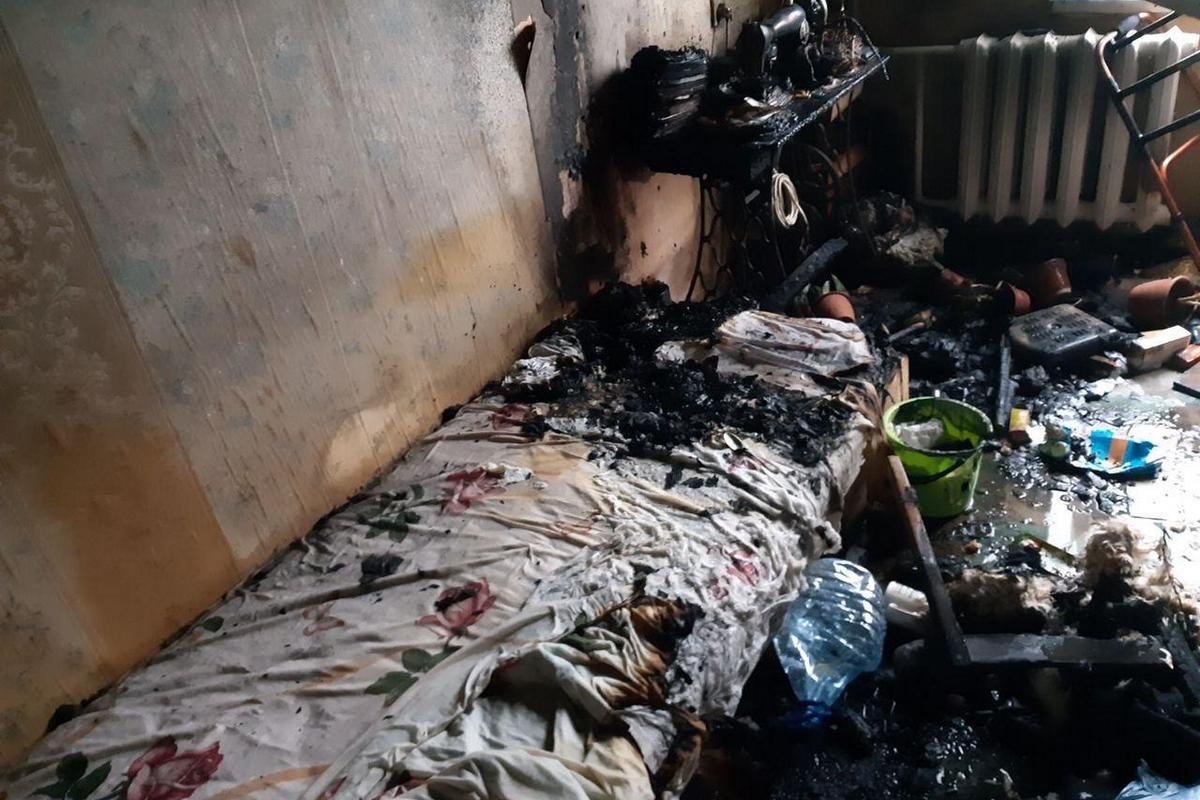 91-летняя женщина сильно обожгла руки и надышалась гарью, поэтому сама идти не могла