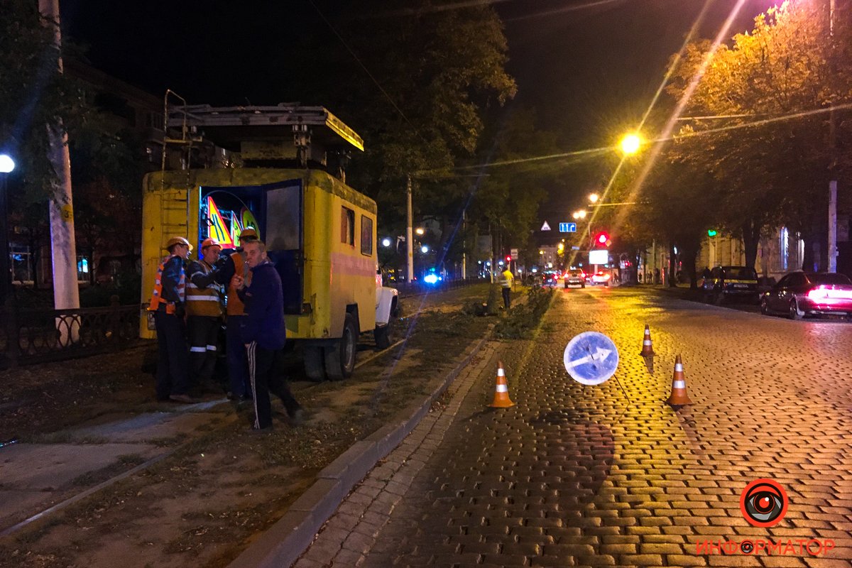 Люди выходят из электротранспорта и идут пешком