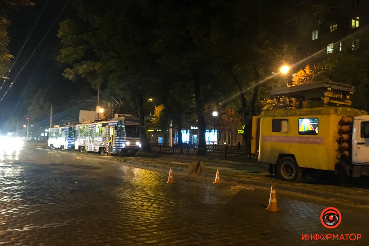 На месте работают коммунальные службы. Они распиливают дерево