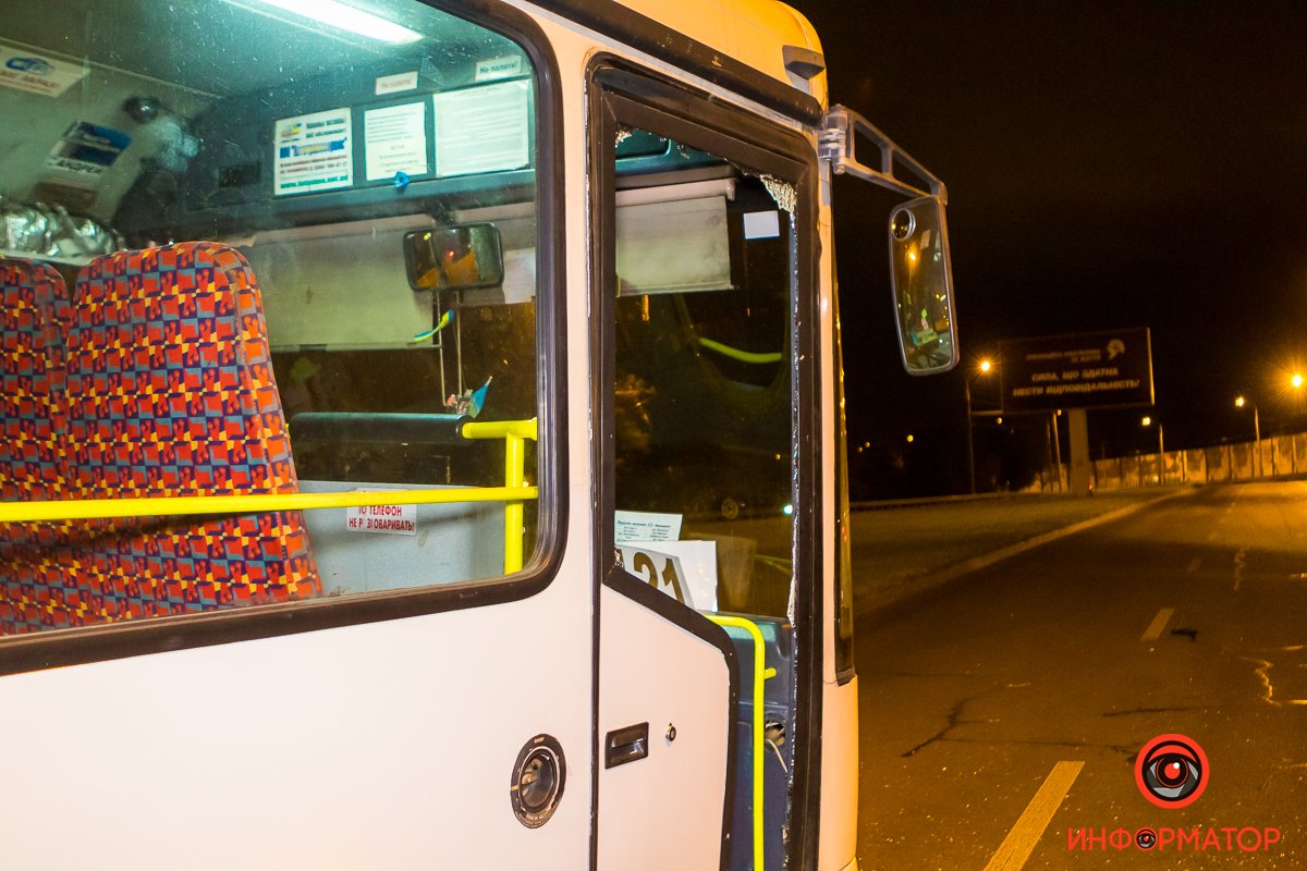 У Кайдакского моста столкнулись Nissan и автобус Mercedes маршрута №121 У Кайдакского моста столкнулись Nissan и автобус Mercedes маршрута №121