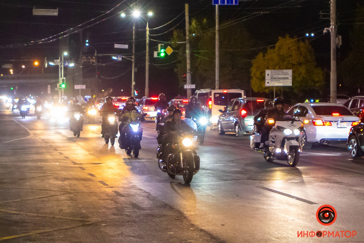 Там собралось несколько сотен мотоциклистов