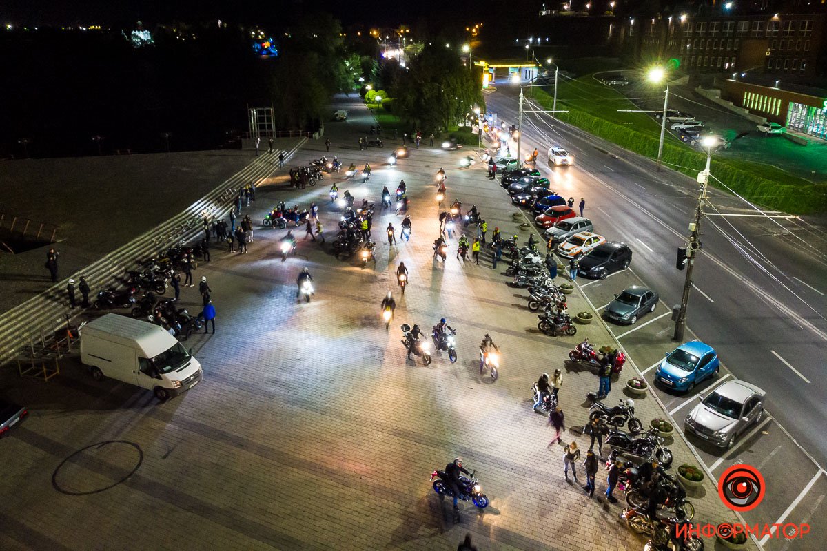 На ступеньках мотоциклисты установили портреты погибших товарищей