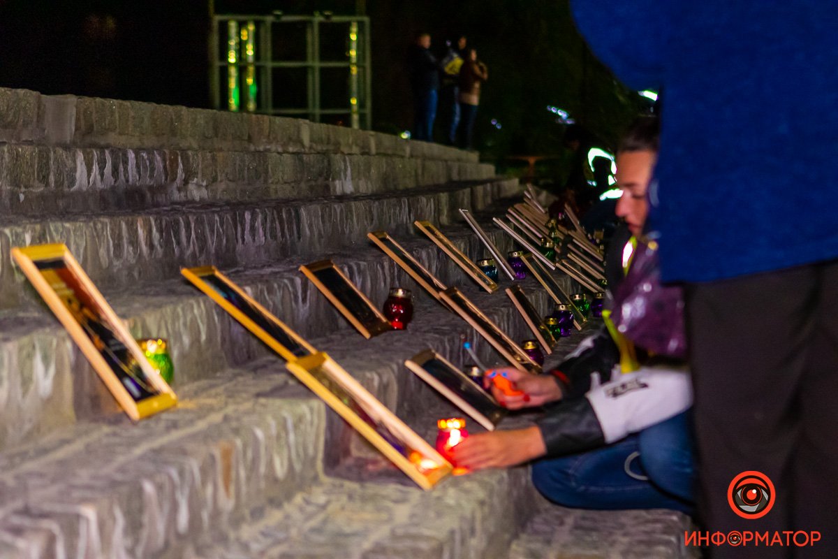 Портреты погибших на ступеньках Фестивального причала