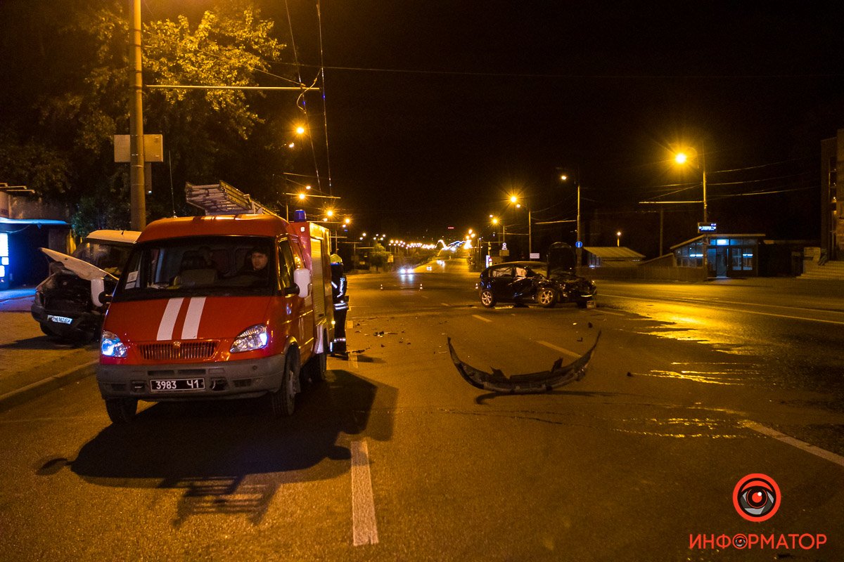На Слобожанском проспекте столкнулись автомобили Geely и Mercedes На Слобожанском проспекте столкнулись автомобили Geely и Mercedes