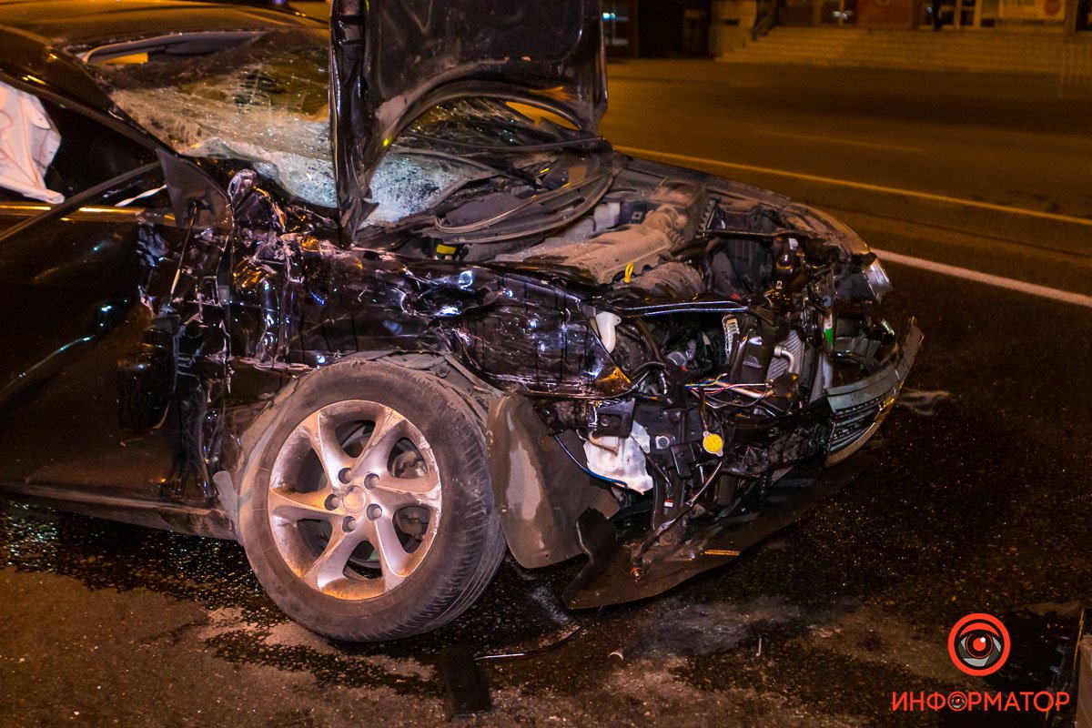 В ДТП пострадали водитель и пассажир Mercedes В ДТП пострадали водитель и пассажир Mercedes