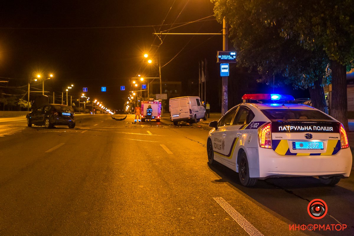 На дороге много обломков автомобилей и осколков На дороге много обломков автомобилей и осколков