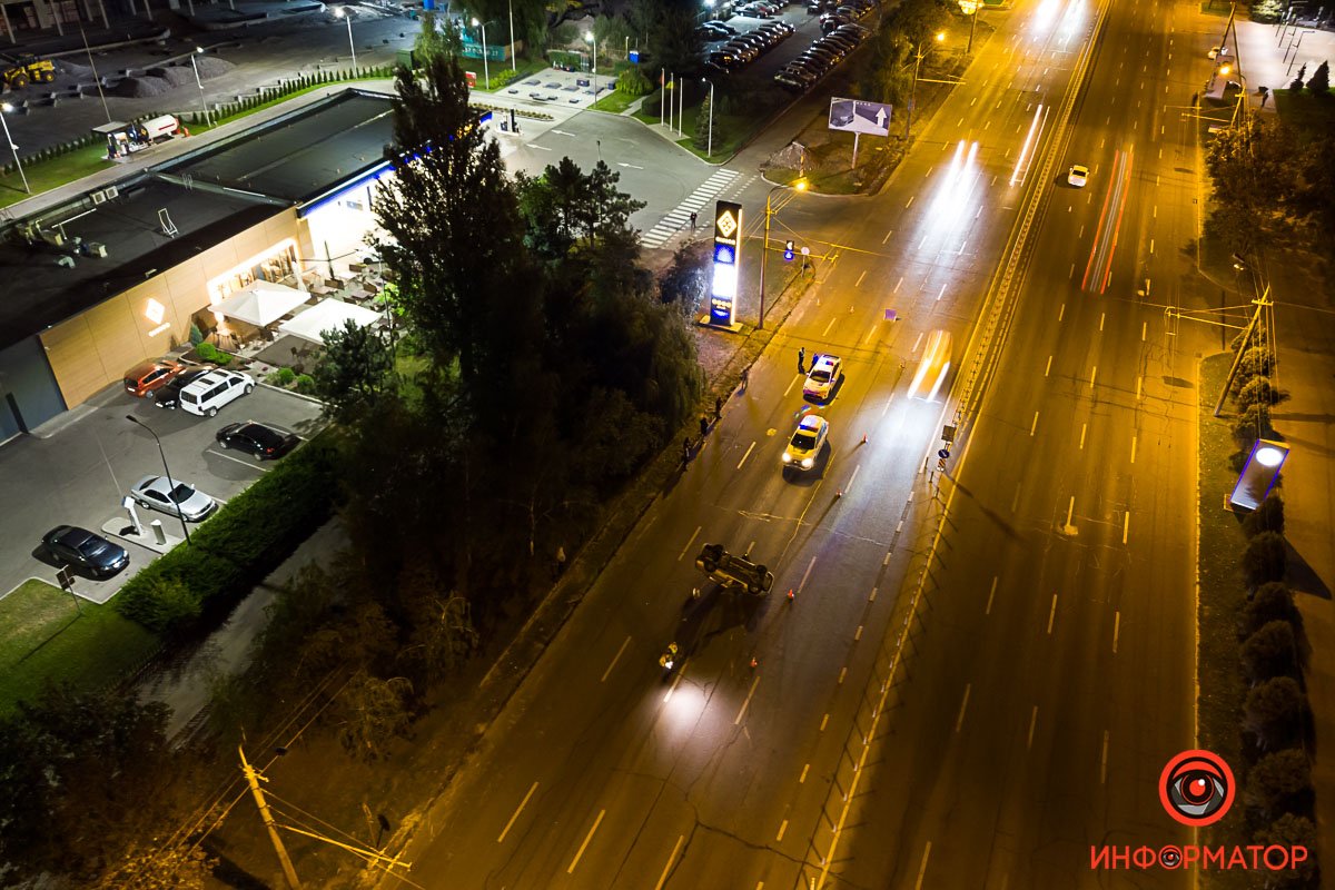 Четыре автомобиля ехали по Набережной Победы со стороны центра города в направлении кольца на Победе