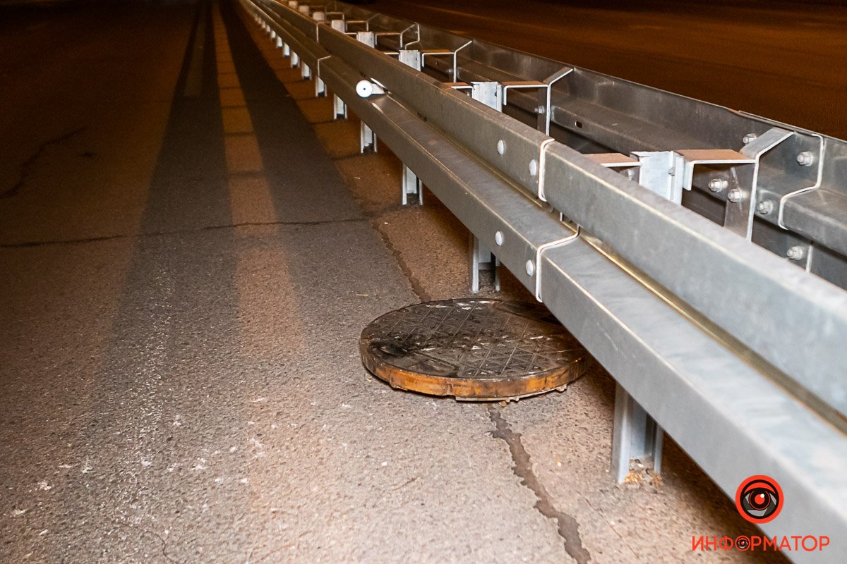 Крышка люка находится в нескольких десятках метров от него