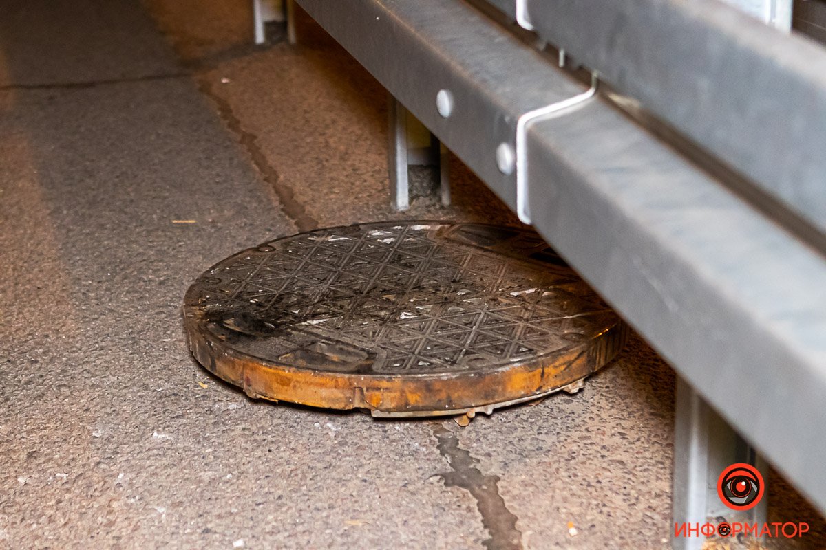 Сам открытый люк правоохранители оградили