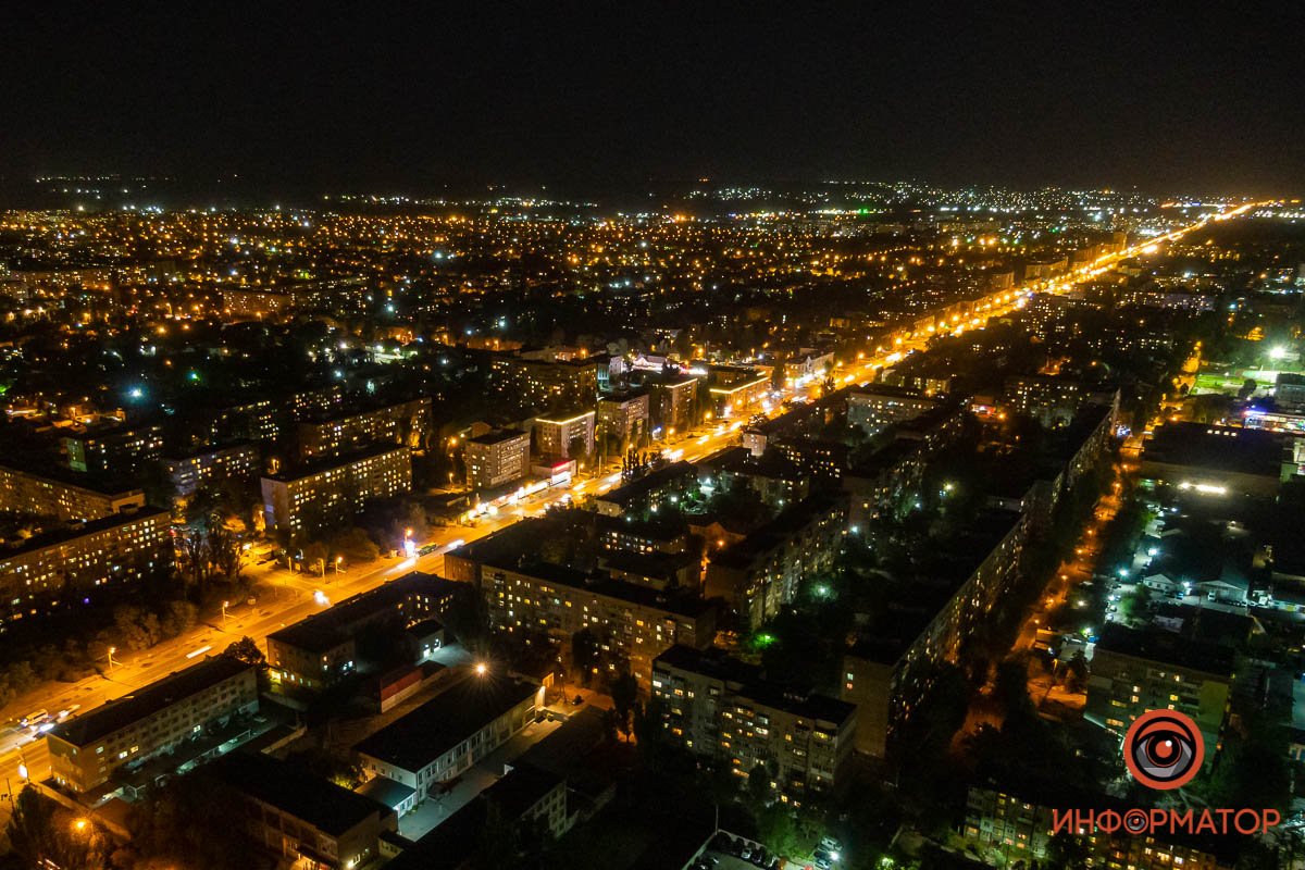 Самый большой проспект левобережья города разделяет два района Самый большой проспект левобережья города разделяет два района