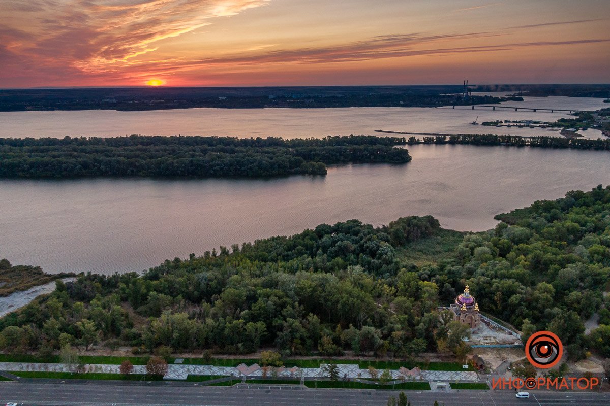 Первые лучи света над набережной