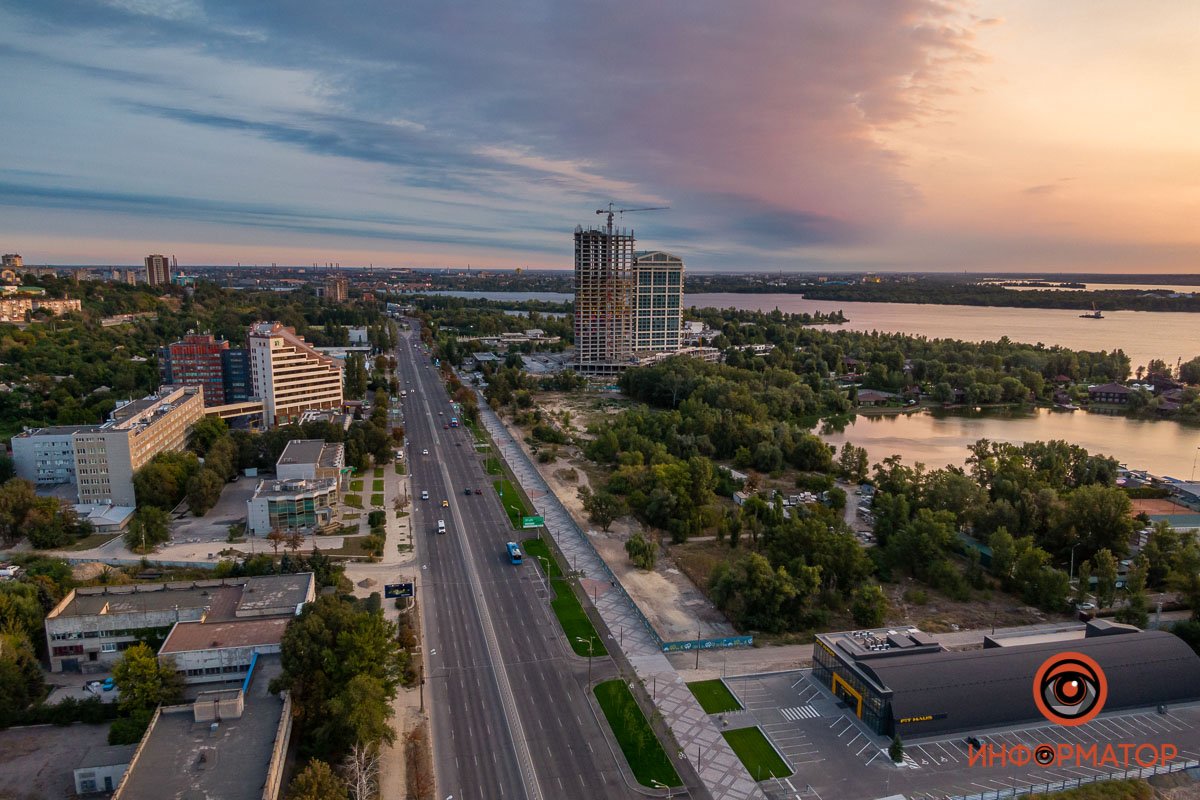 Новый жилой комплекс на фоне