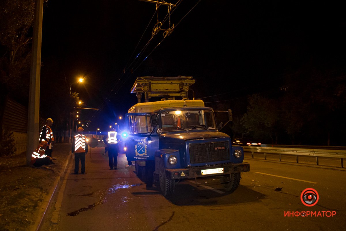 В Днепре на Набережной Заводской Geely влетела в автомобиль коммунальщиков 1