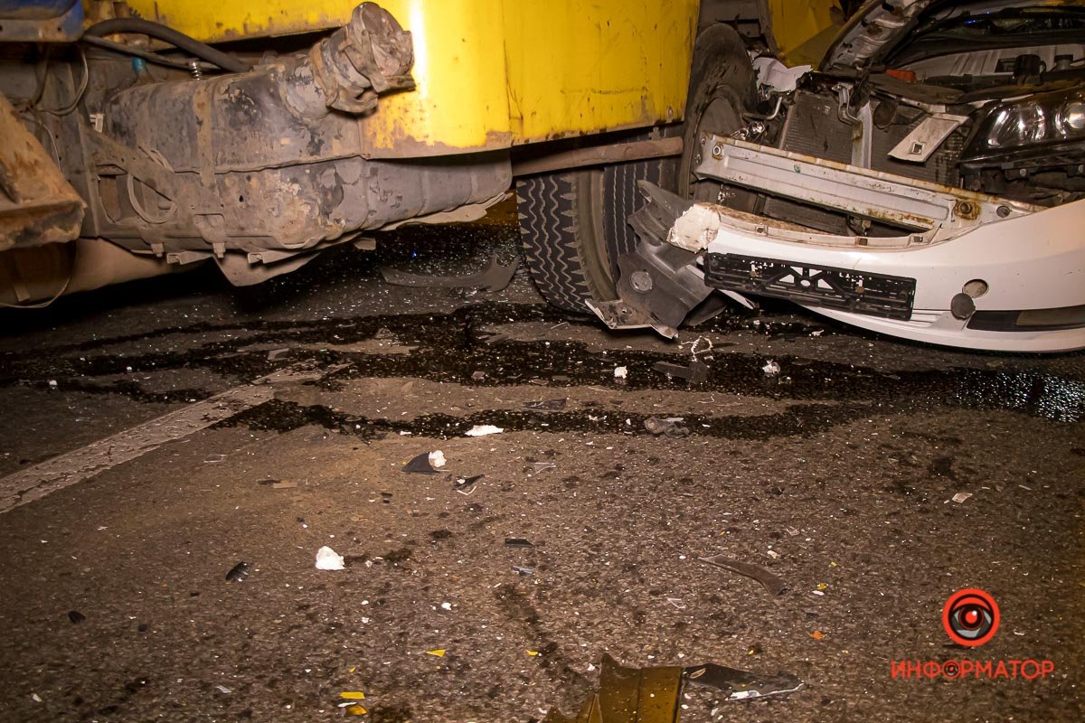 В Днепре на Набережной Заводской Geely влетела в автомобиль коммунальщиков 2