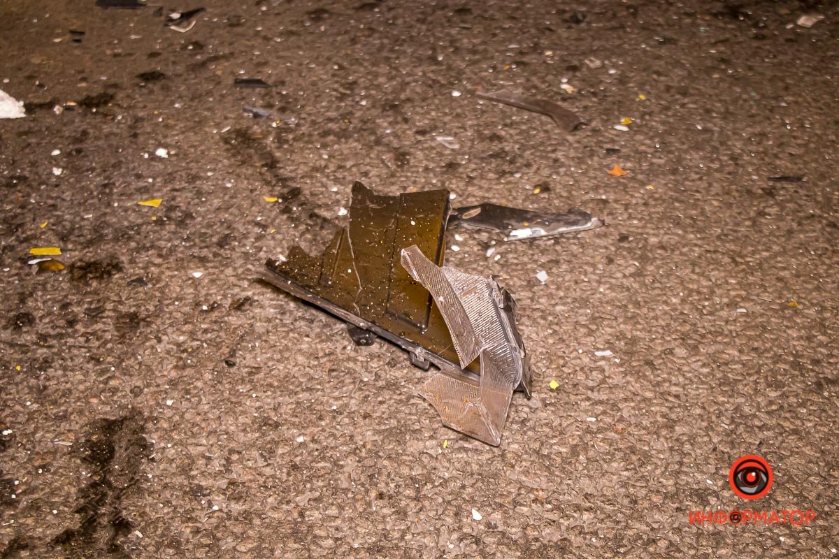 В Днепре на Набережной Заводской Geely влетела в автомобиль коммунальщиков 3