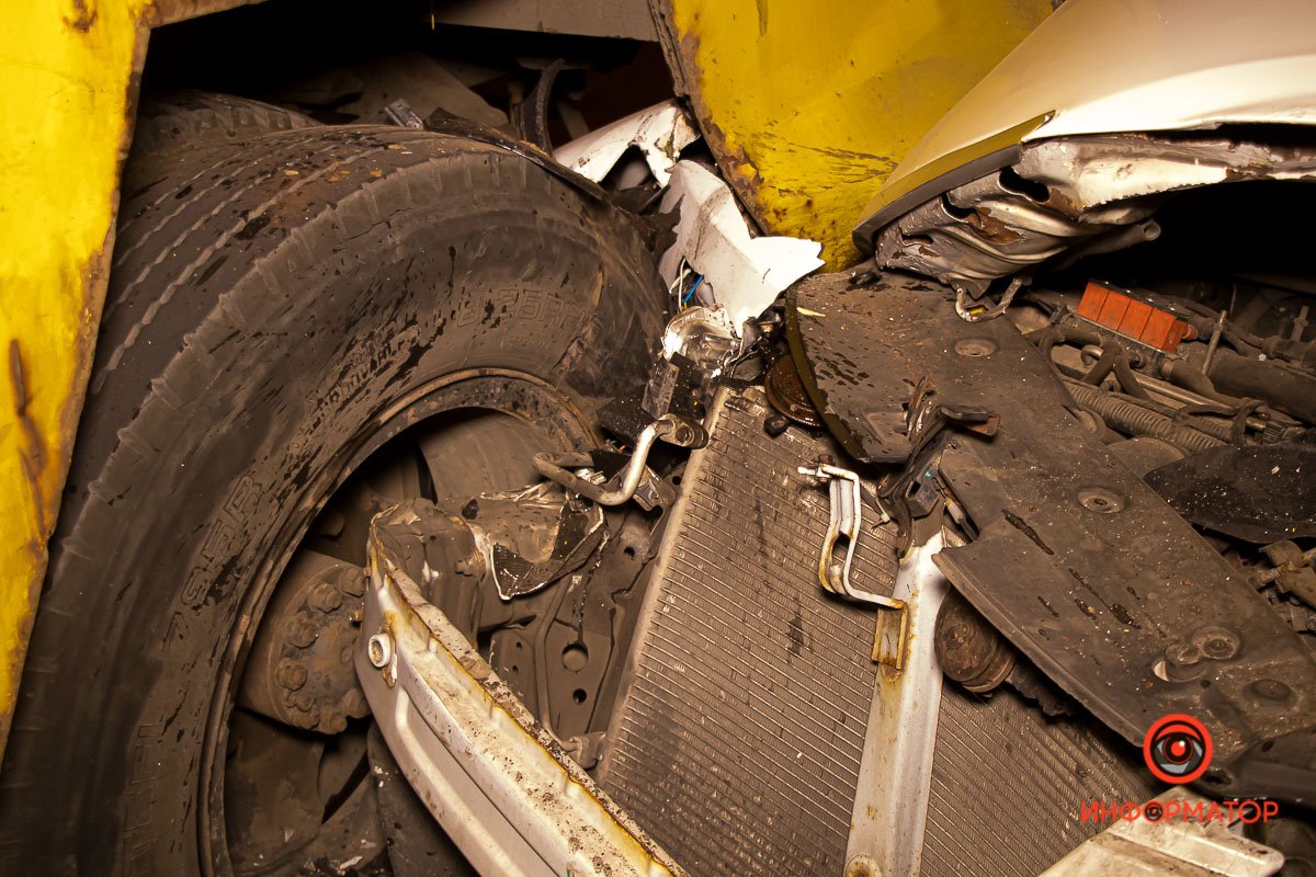 В Днепре на Набережной Заводской Geely влетела в автомобиль коммунальщиков 4