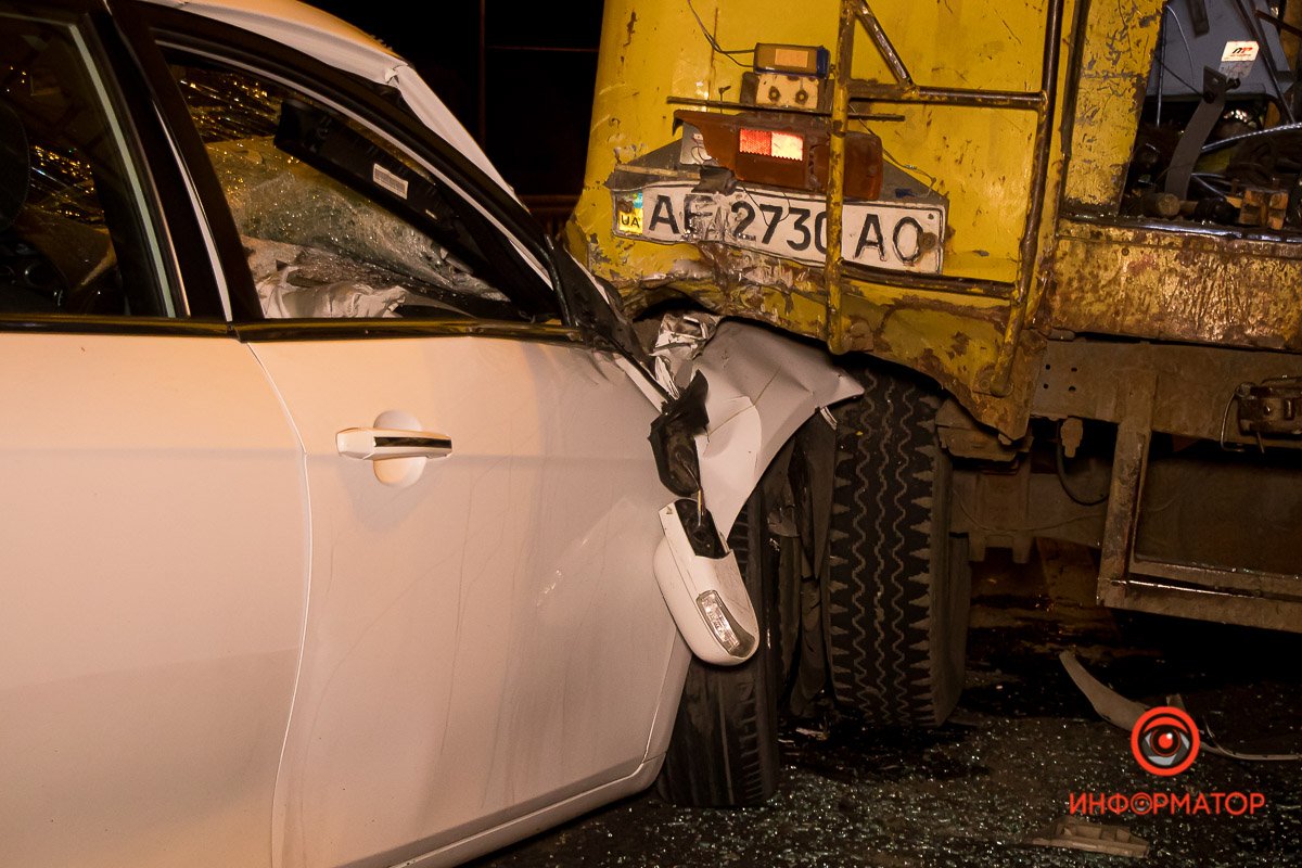 В Днепре на Набережной Заводской Geely влетела в автомобиль коммунальщиков 5