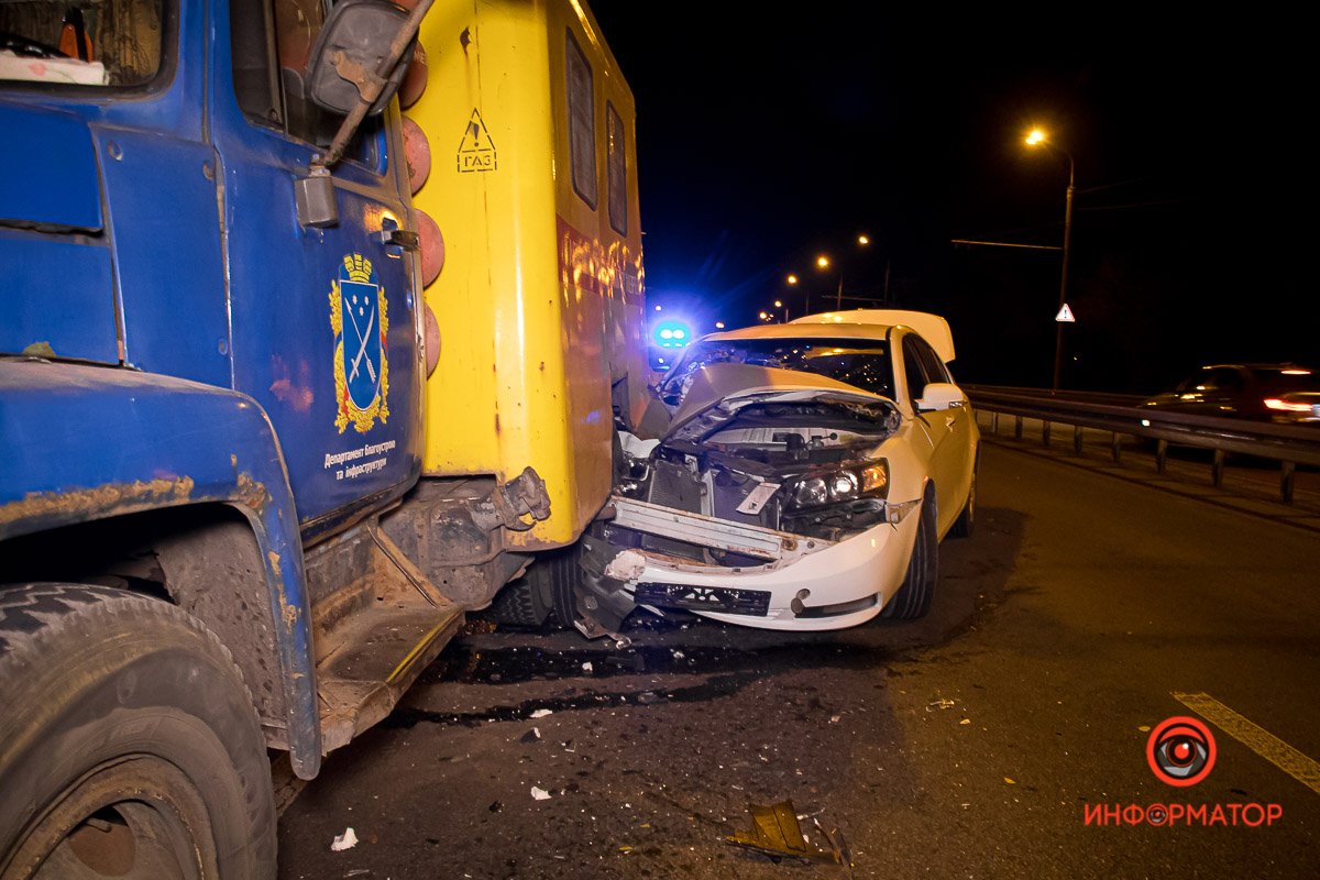 В Днепре на Набережной Заводской Geely влетела в автомобиль коммунальщиков 6