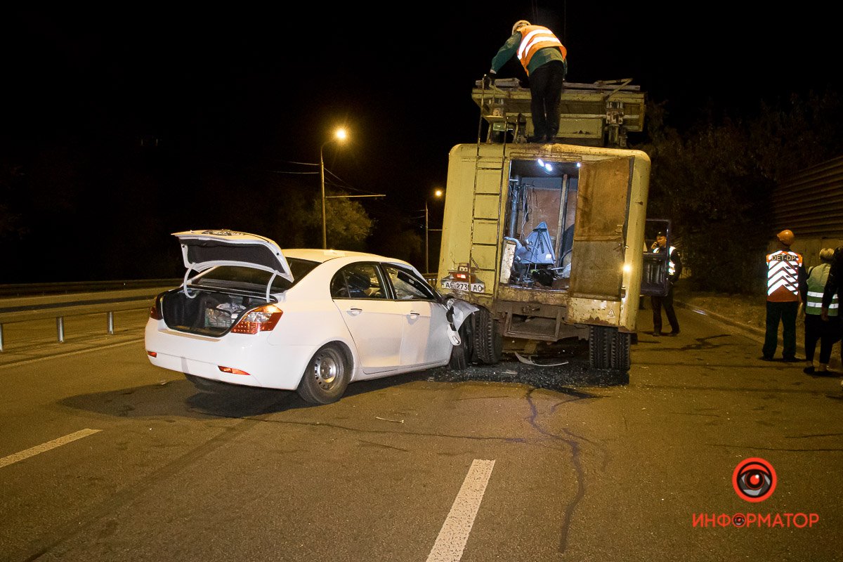 В Днепре на Набережной Заводской Geely влетела в автомобиль коммунальщиков 7