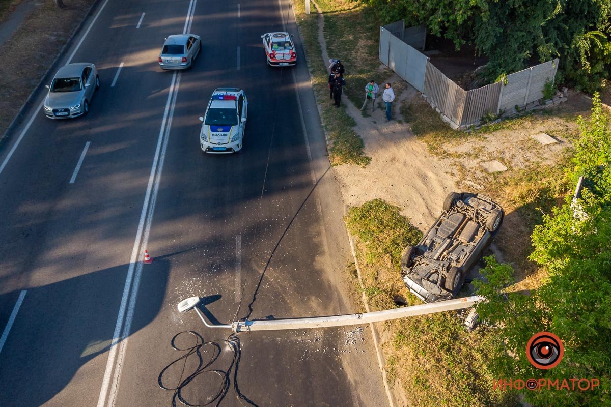 В Днепре на Криворожской Toyota снесла столб и перевернулась: пострадала девушка 2